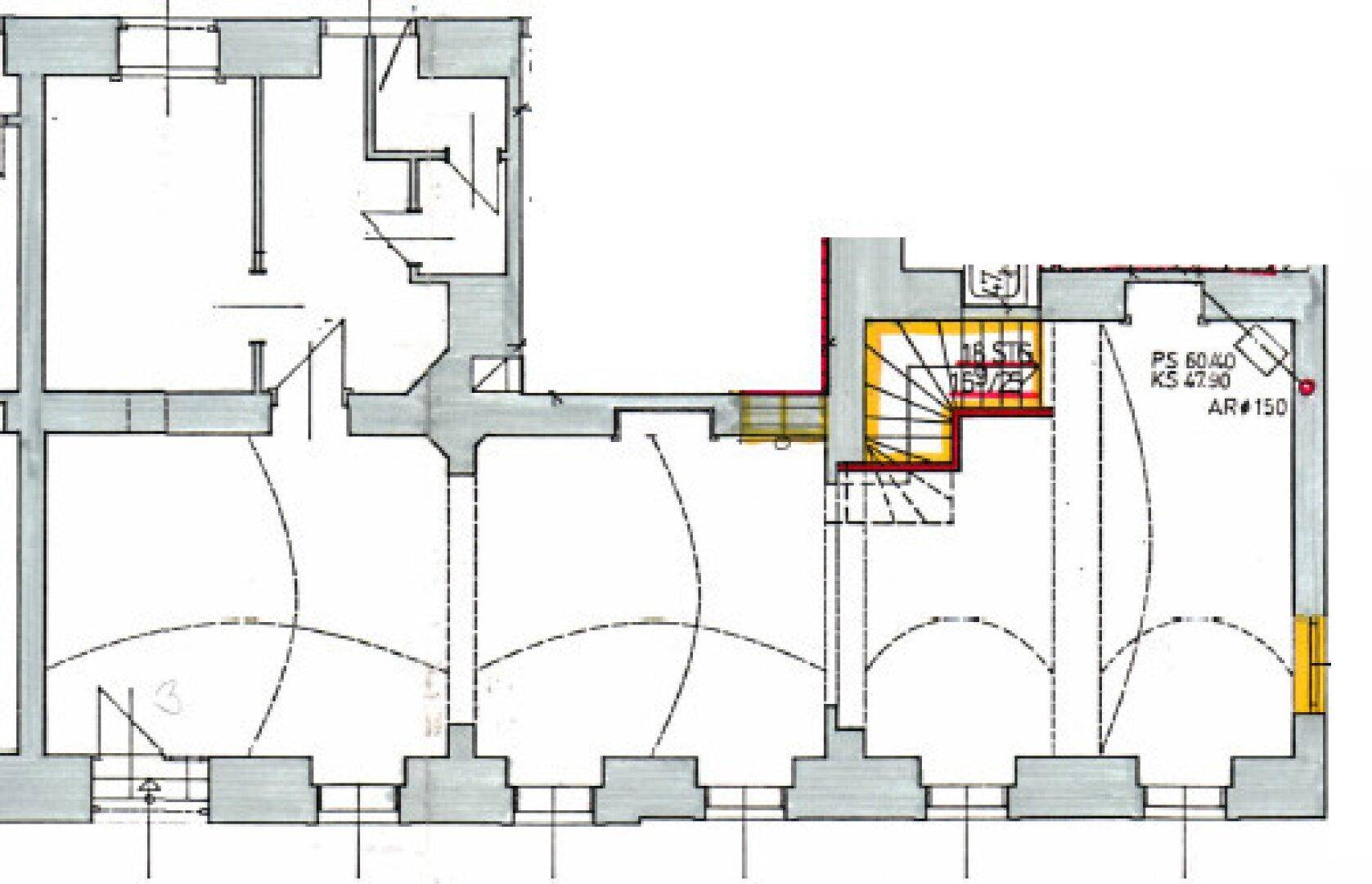 Grundriss des Erdgeschosses mit Treppenhaus und mehreren Räumen.