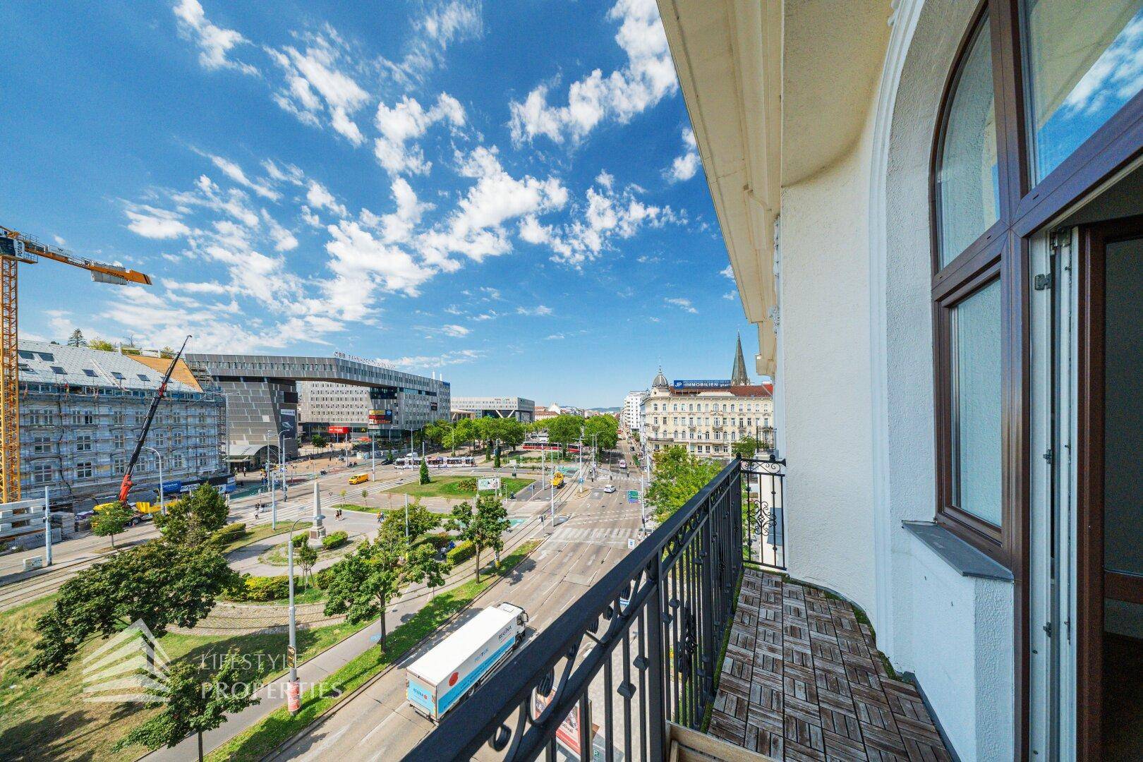 Geräumiger Balkon mit Blick auf die Stadt und den Verkehr, ideal für entspannte Stunden im Freien.