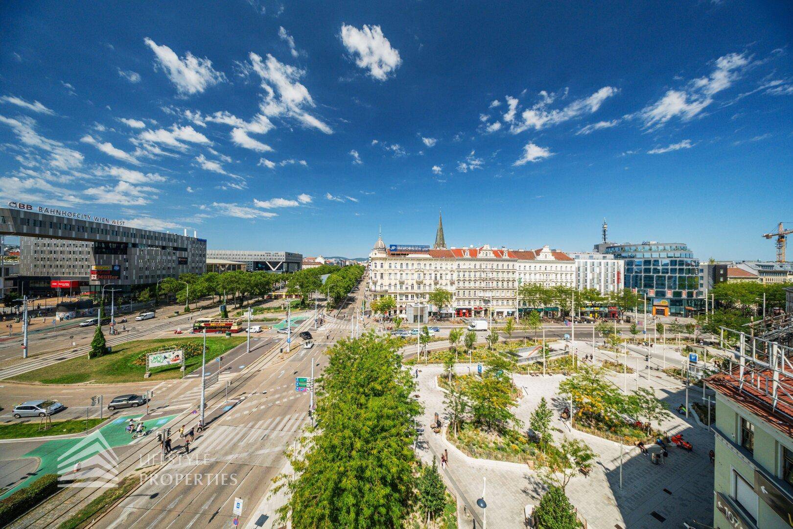 Panoramablick auf die Stadt mit modernen Gebäuden, Straßen und einem blauen Himmel.