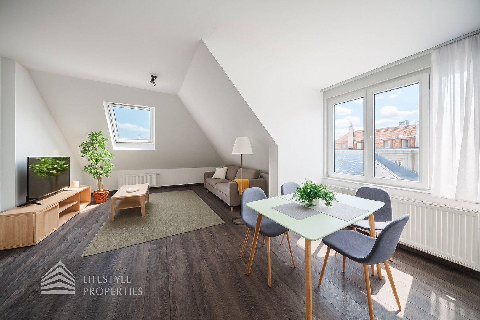 Geräumiger Wohn- und Essbereich mit viel Tageslicht, dunklem Laminatboden und Blick auf die Stadt.