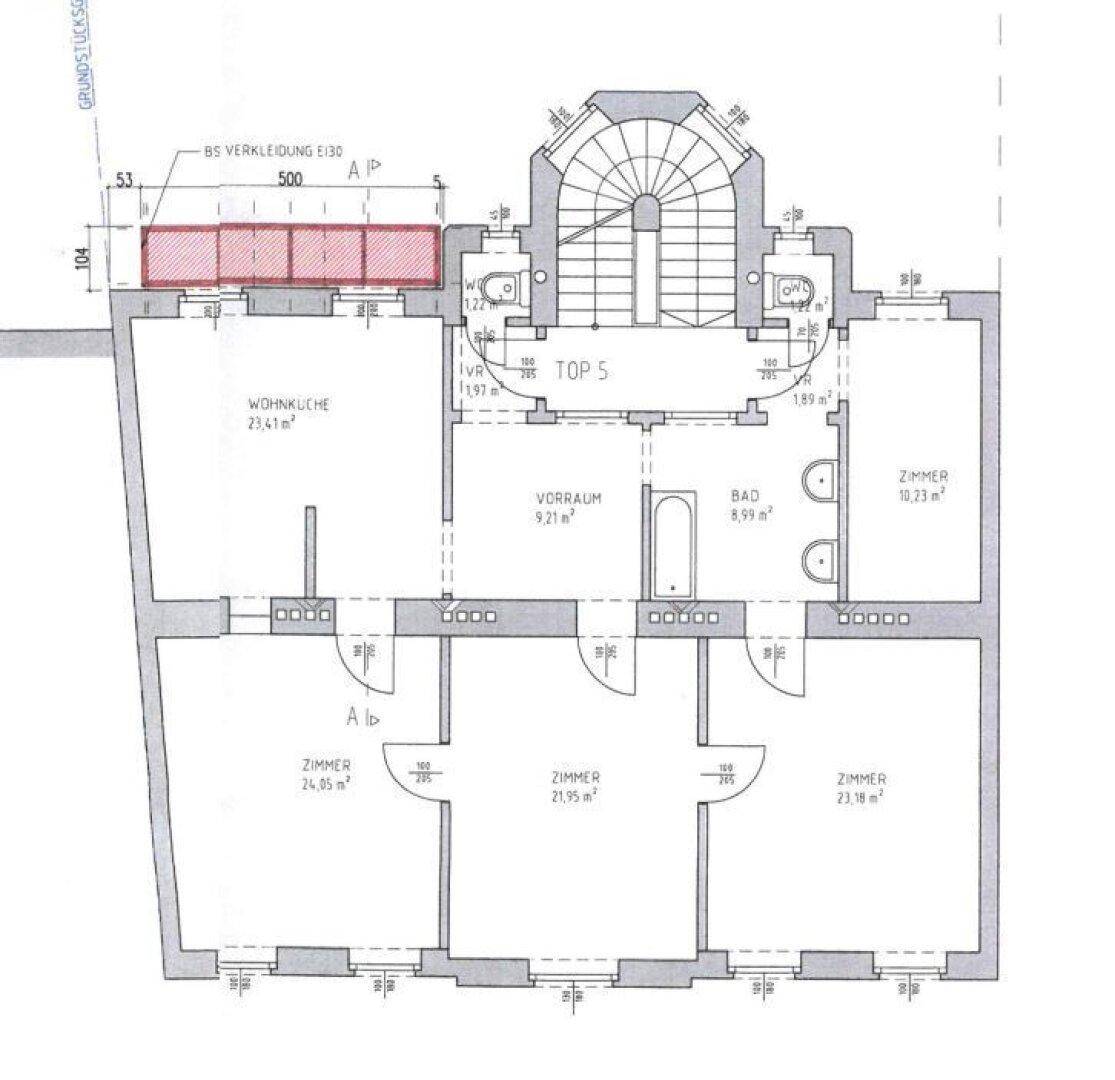 Grundriss der Wohnung mit Wohnküche, Bad und mehreren Zimmern, inklusive Balkon.