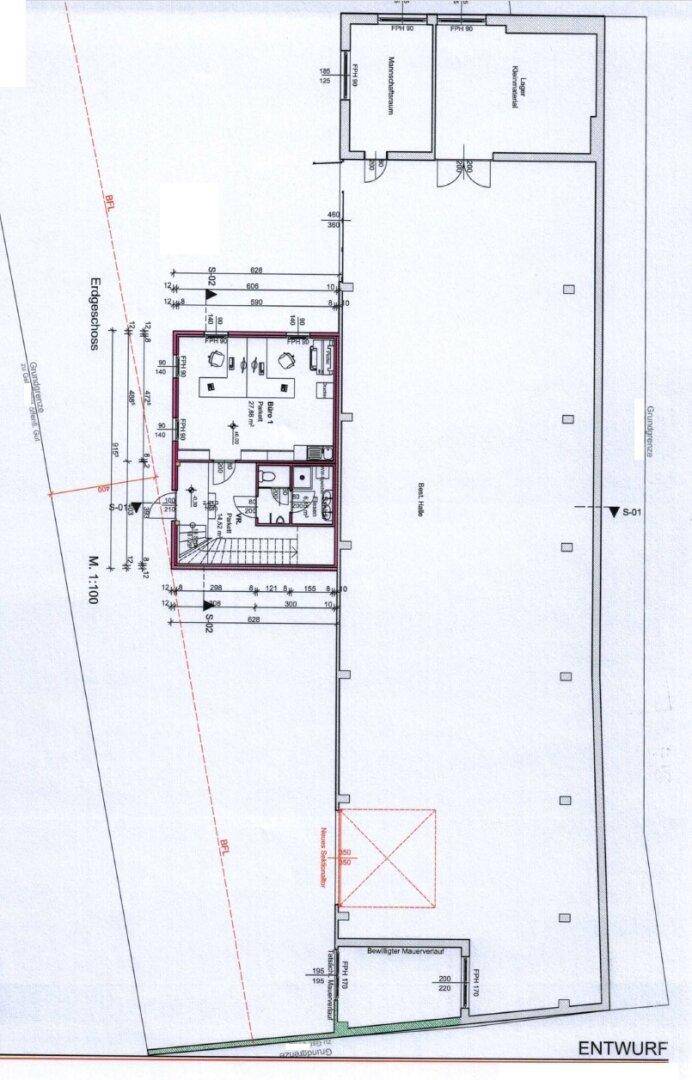 Grundriss des Erdgeschosses mit großer Halle, Büros und Sanitäranlagen.