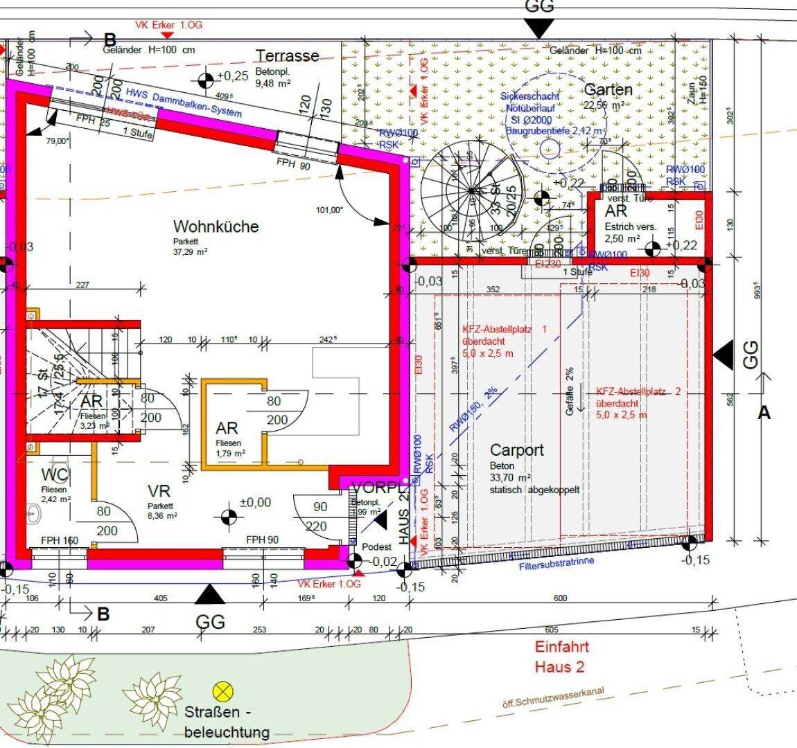 Grundriss des Erdgeschosses mit offener Wohnküche, Terrasse, Garten und Carport.