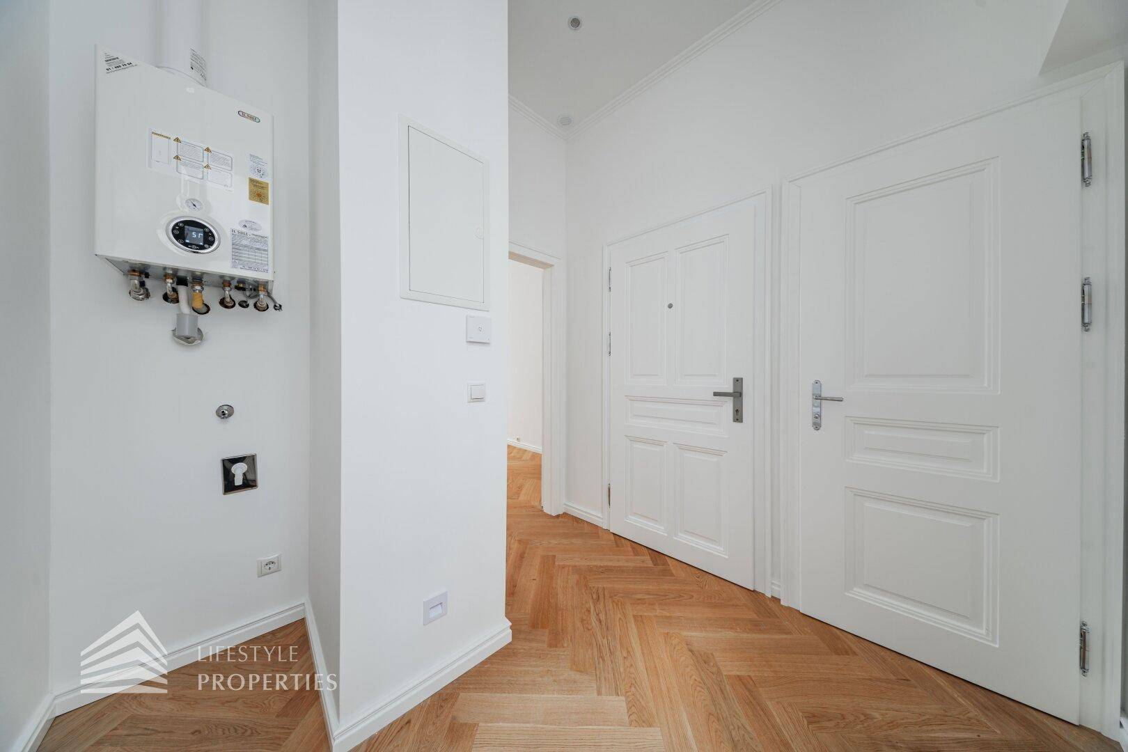 Bereich mit Gastherme und Anschlüssen, ideal als Hauswirtschaftsraum oder für Waschmaschinen.