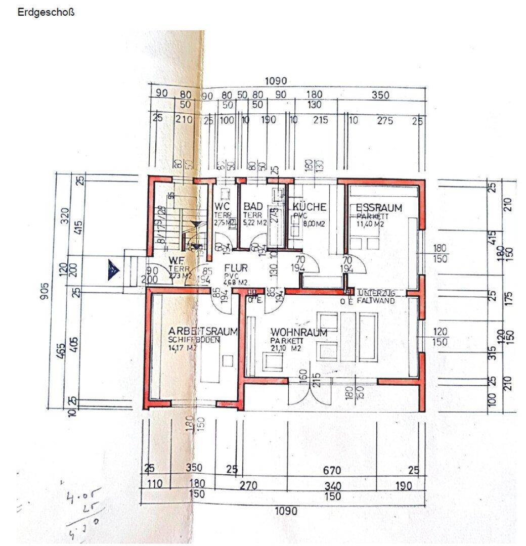 Grundriss des Erdgeschosses mit Küche, Wohnzimmer, Bad und Terrasse.