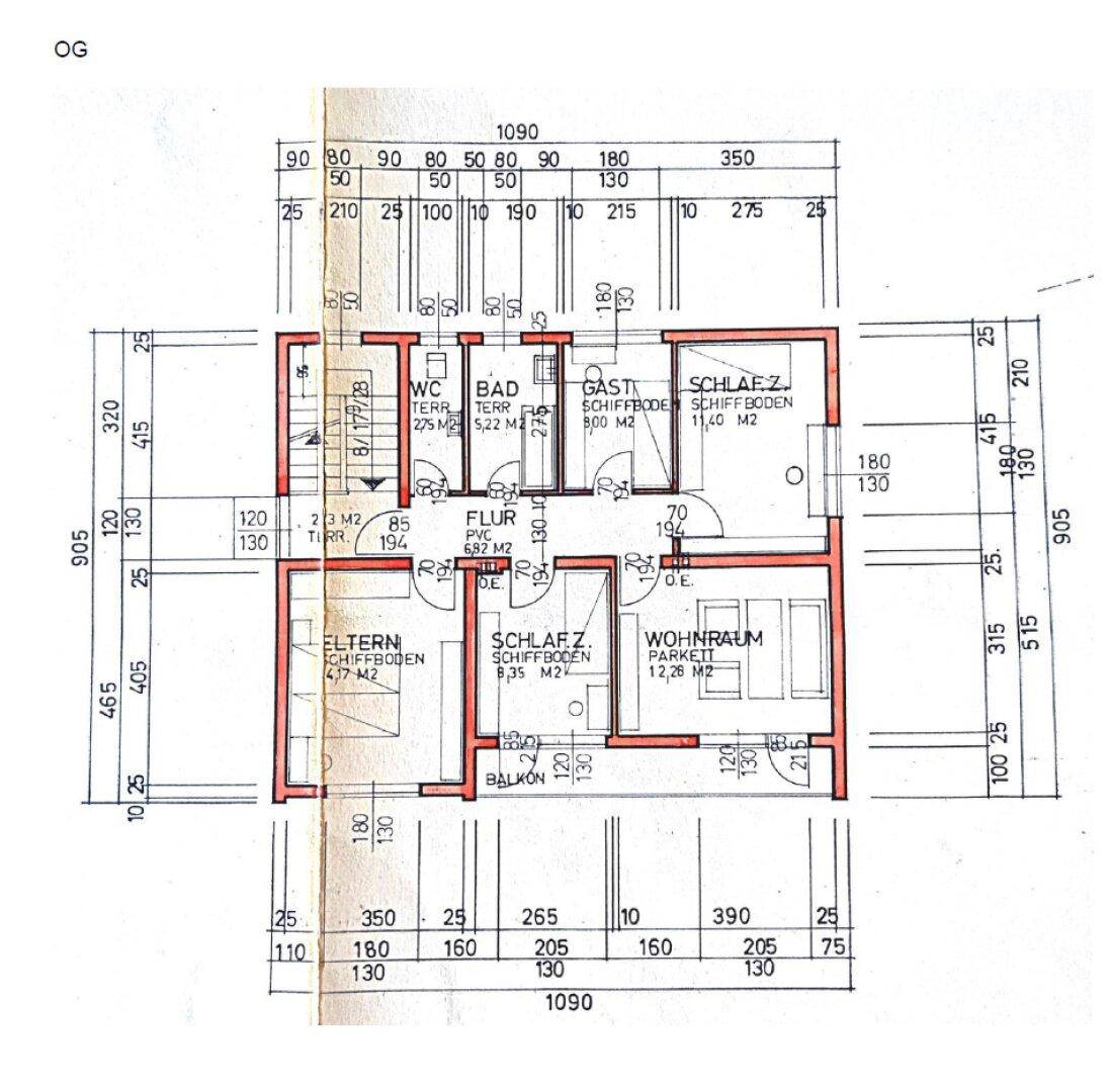 Grundriss des Obergeschosses mit Schlafzimmern, Bad und Balkon.