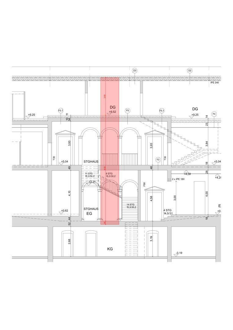 Vertikaler Schnitt durch das Gebäude, der die Stockwerke und das Treppenhaus hervorhebt.