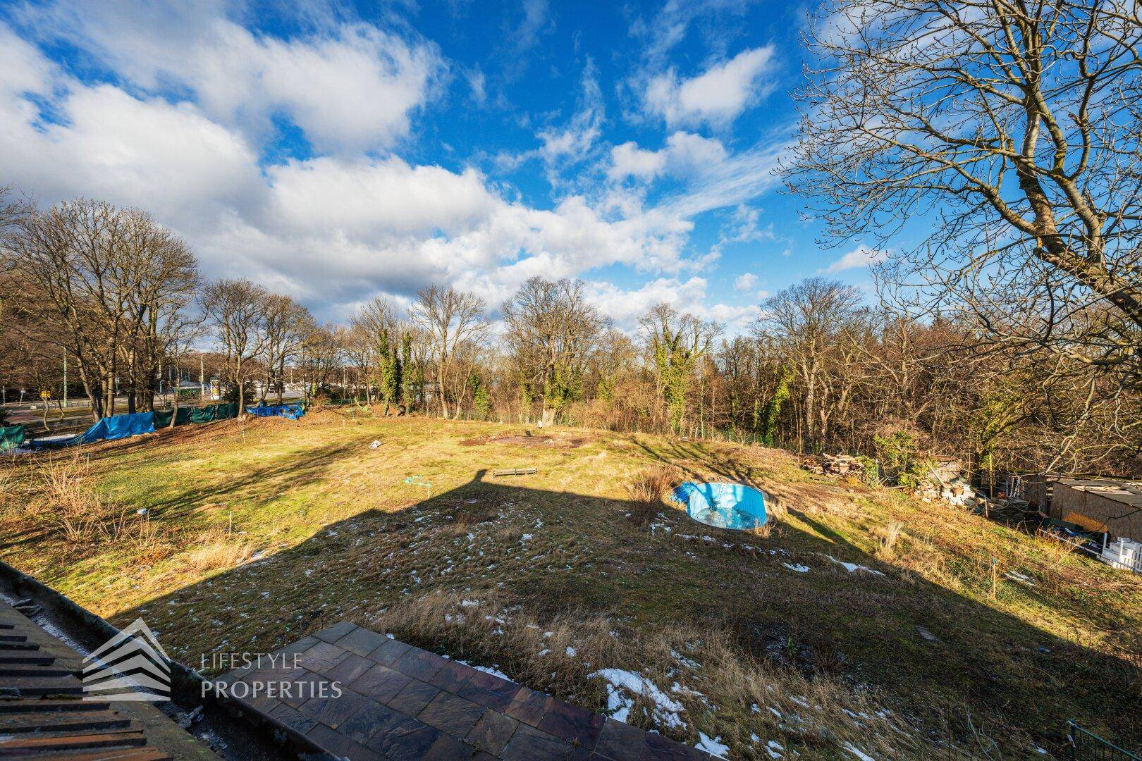 Panoramablick über die Dächer der umliegenden Gebäude und die weite Landschaft.
