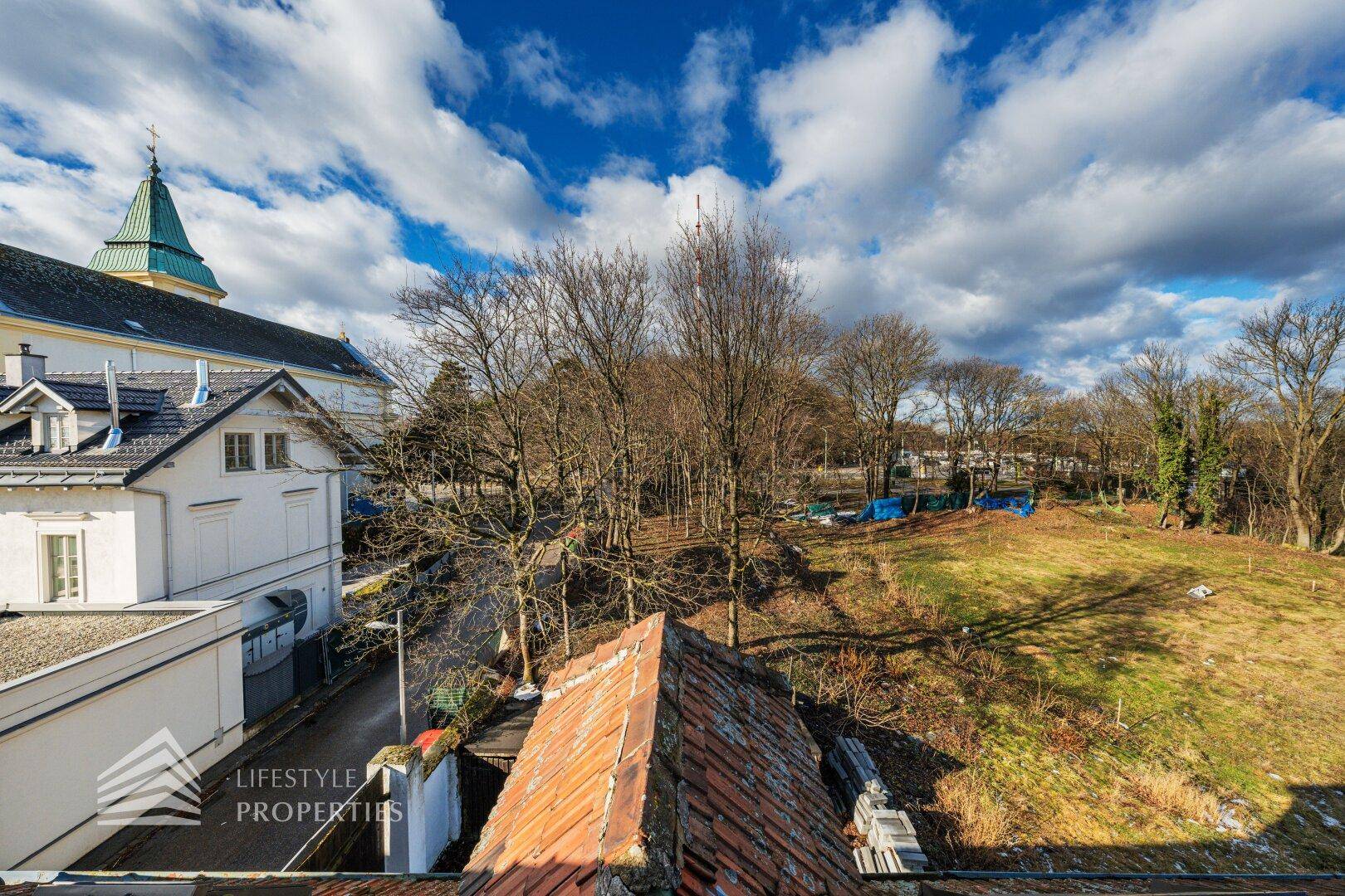 Sonniger Panoramablick über die Dächer der Stadt und die umliegende Landschaft.