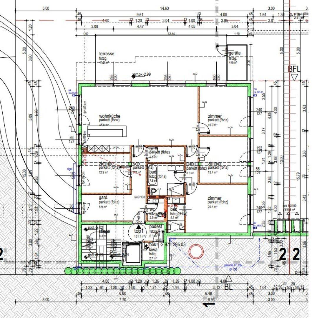 Detaillierter Grundriss einer Wohnung mit offener Wohnküche, großer Terrasse, einem Badezimmer, separatem Gäste-WC und mehreren flexiblen Zimmern.