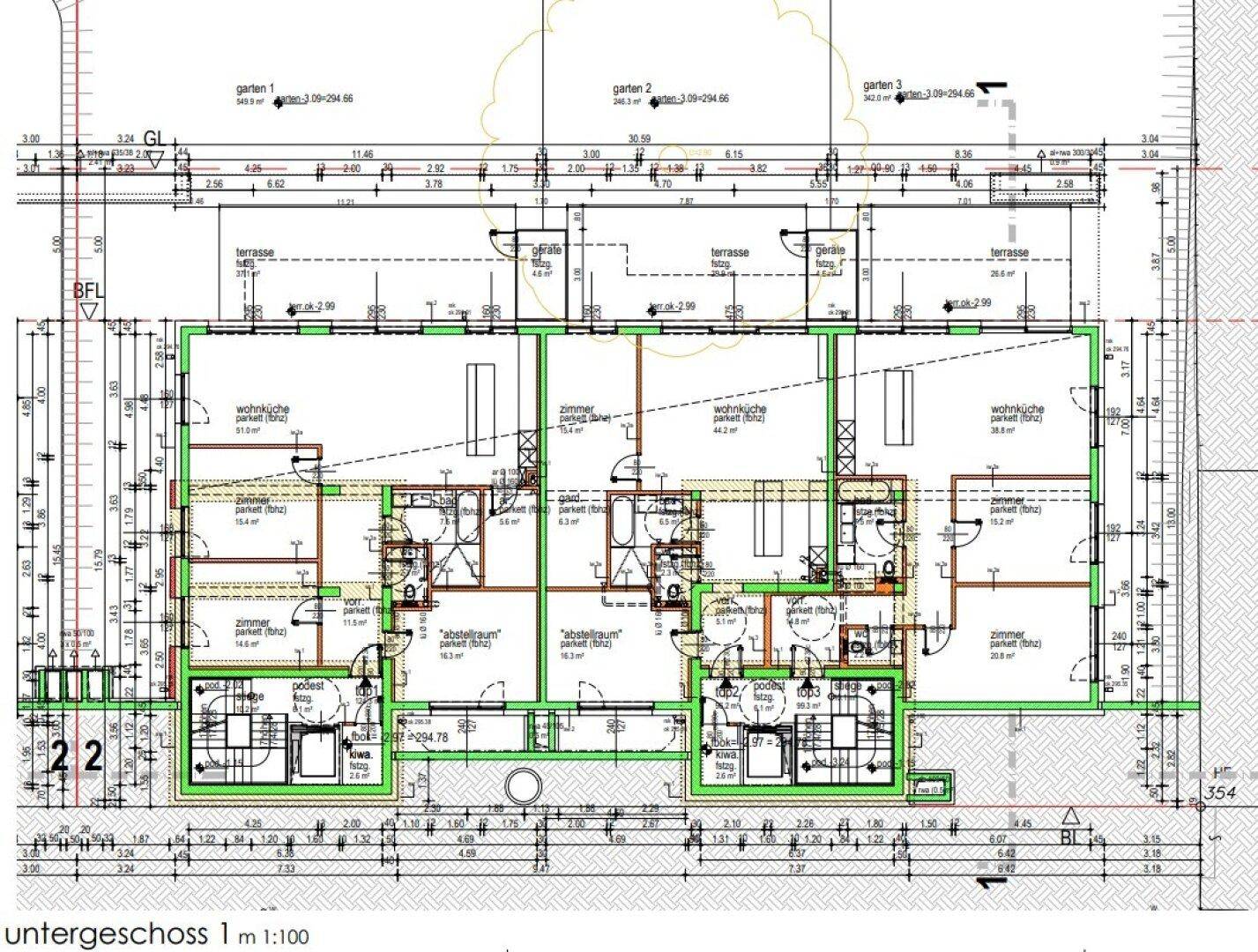 Grundriss des Erdgeschosses mit mehreren Wohneinheiten, Balkonen und Terrassen.