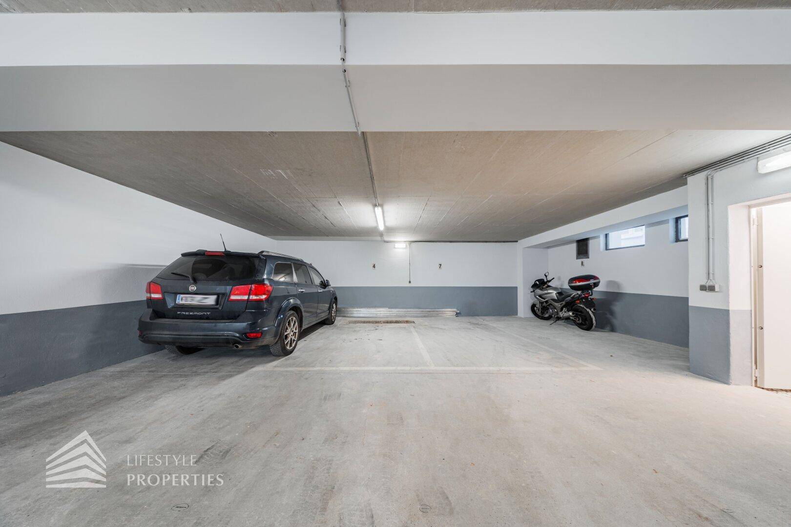 Geräumige Tiefgarage mit ausreichend Platz für Fahrzeuge und Motorräder.