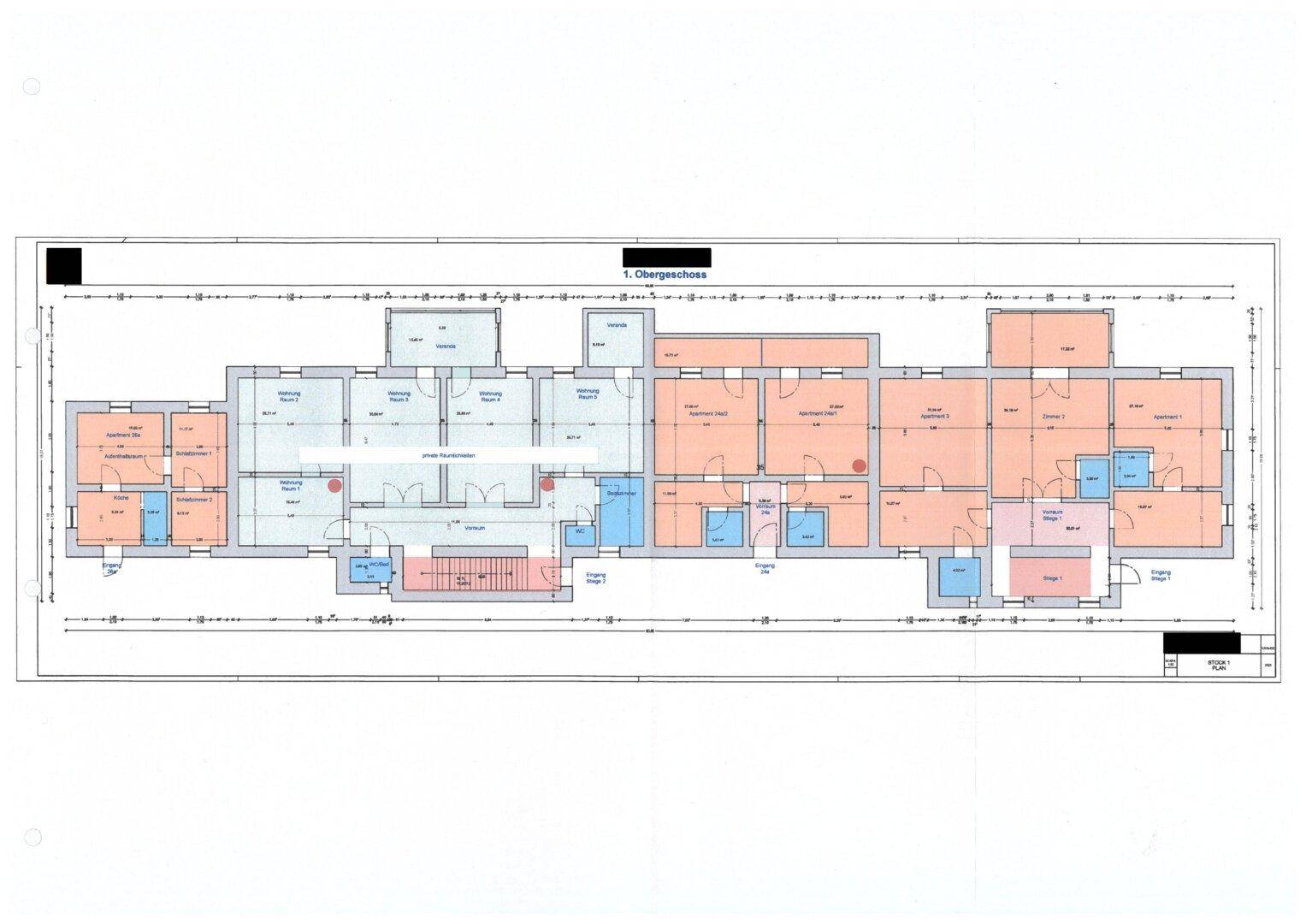Grundriss des ersten Obergeschosses mit mehreren Apartments und Bädern.