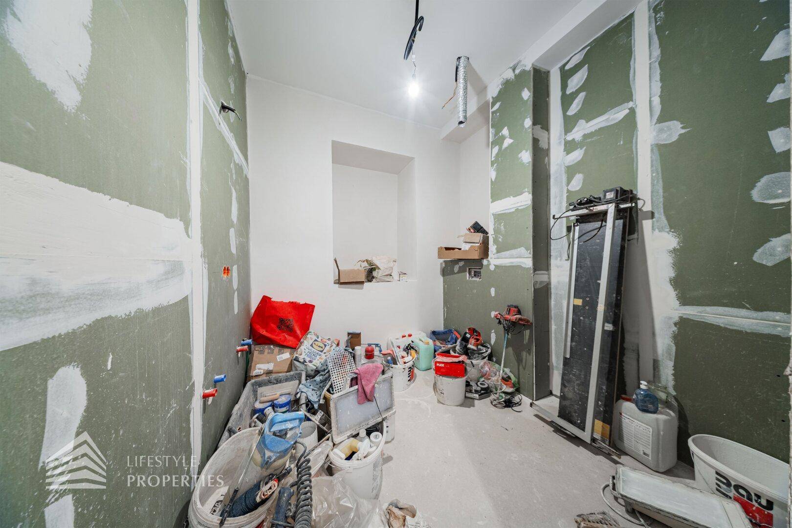 Raum im Rohbau mit Trockenbauwänden und Installationsvorbereitungen, bereit für den weiteren Ausbau.