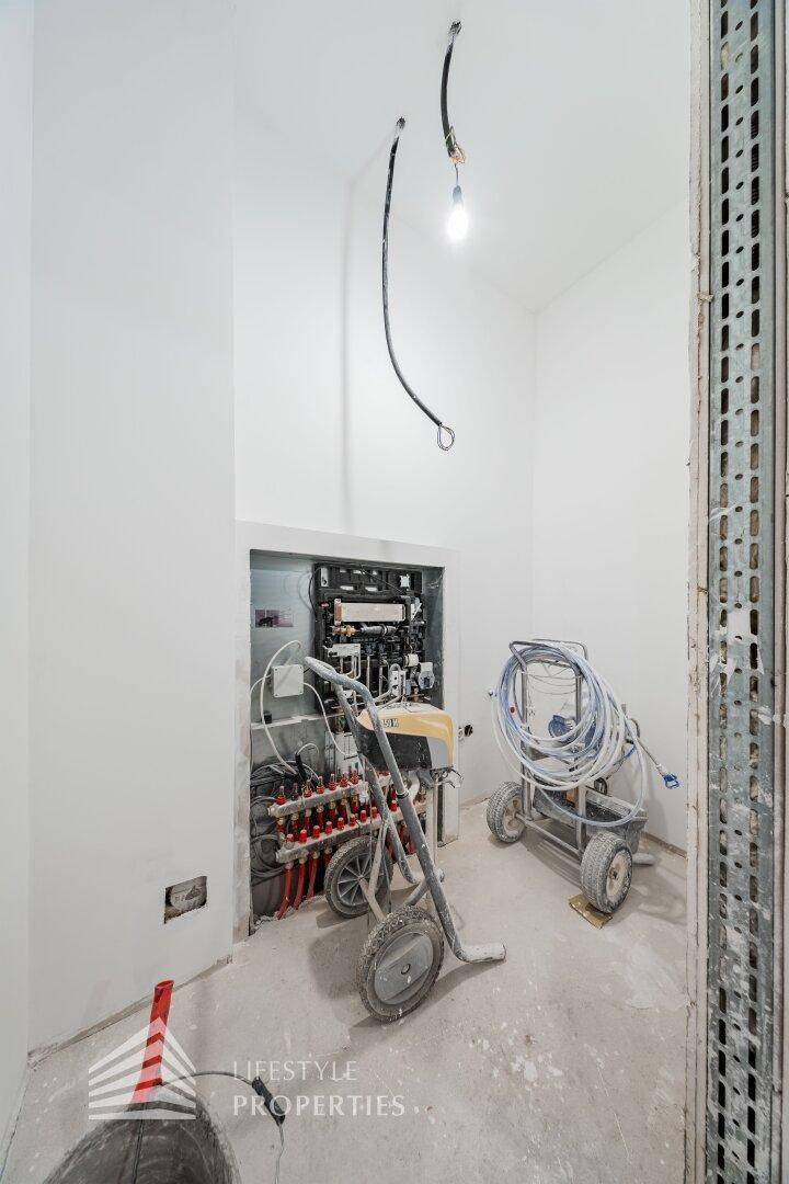 Technikraum mit Heizungs- und Sanitärinstallationen sowie Werkzeugen, bereit für die Inbetriebnahme.