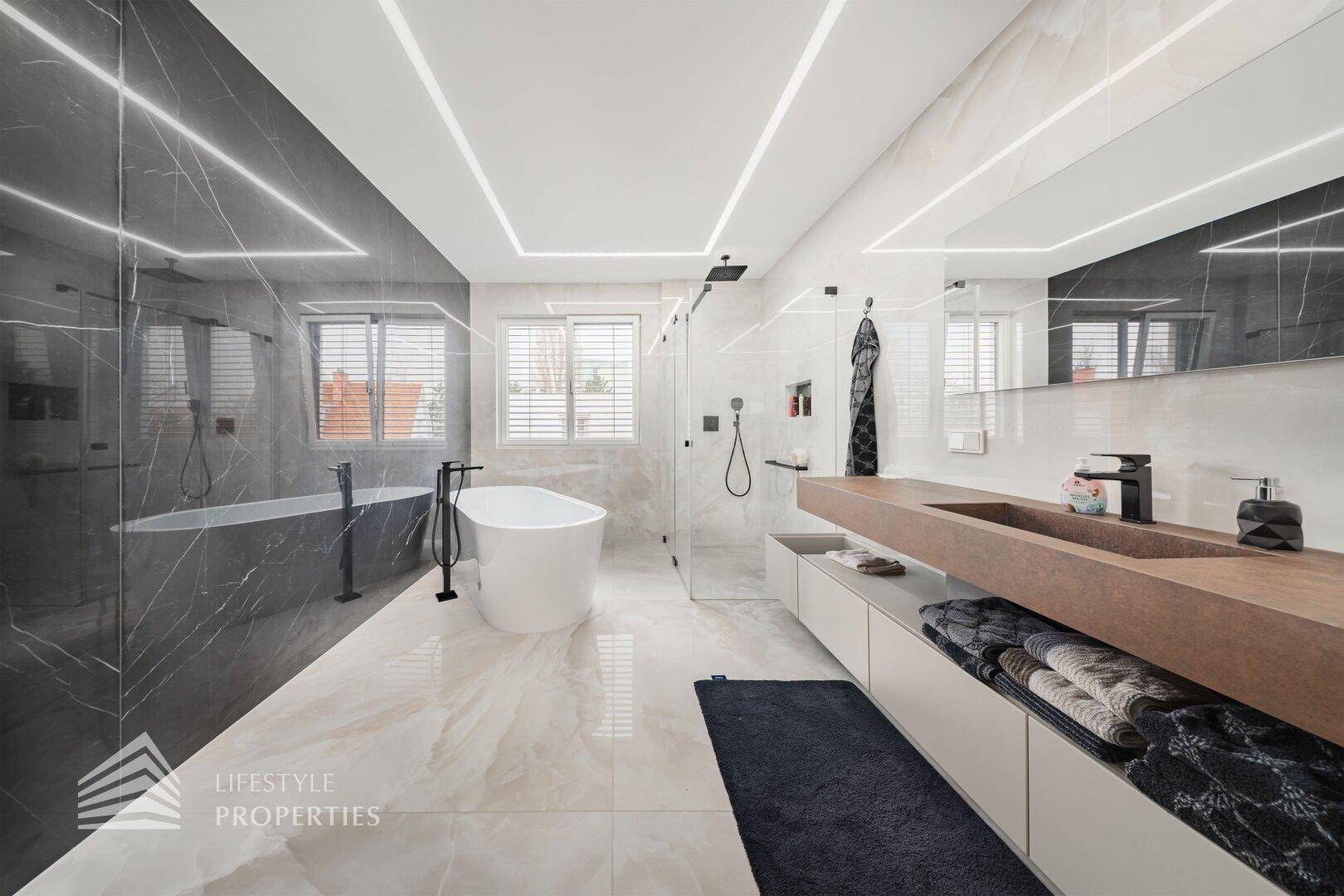 Luxuriöses Badezimmer mit freistehender Badewanne, Doppelwaschbecken und großer ebenerdiger Dusche.