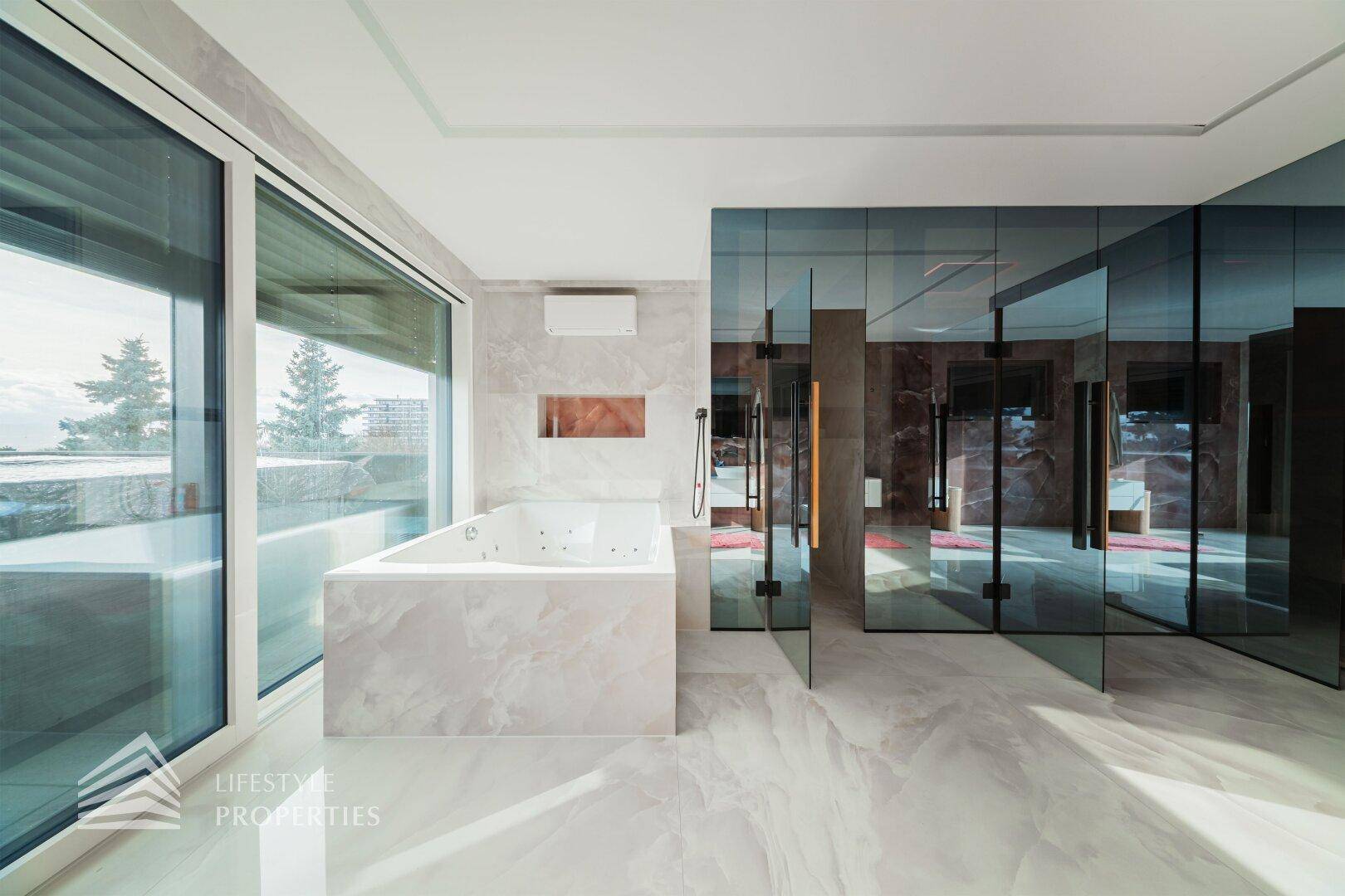 Luxuriöses Badezimmer mit Whirlpool, Glaswänden und großzügiger Gestaltung für Wellness.