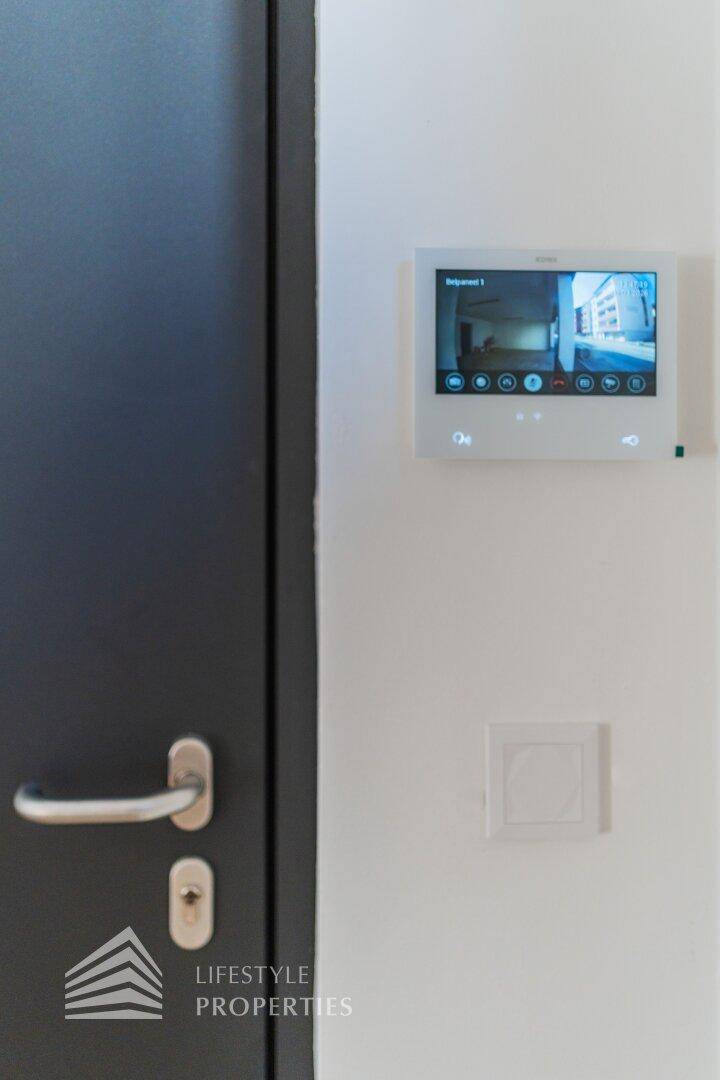 Modernes Gegensprechanlagen-System mit Bildschirm und Live-Ansicht neben der Eingangstür.