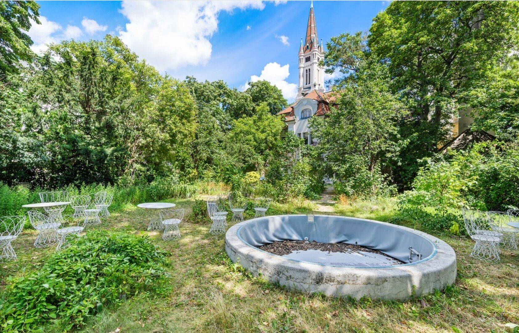 Großer Garten mit ovalem Poolbecken und Sitzgelegenheiten im Freien.