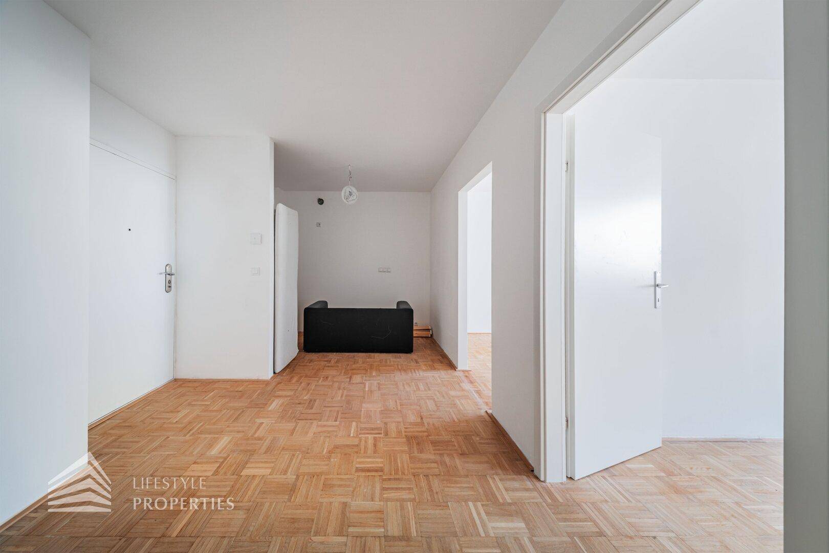 Geräumiger Flur mit Parkettboden und Zugang zu verschiedenen Räumen der Wohnung.
