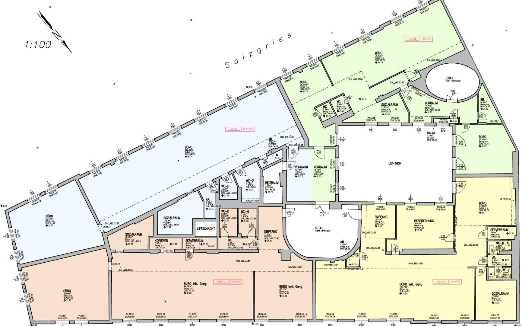 Detaillierter Grundriss einer Büroetage mit mehreren Büroräumen, Empfangsbereich und zentralem Lichthof.
