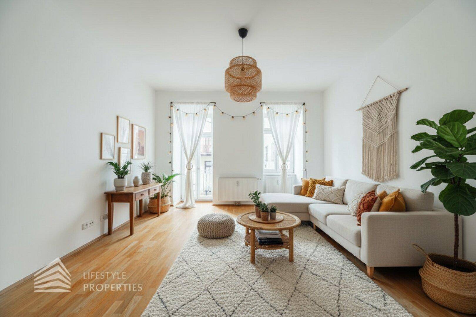 Gemütliches Wohnzimmer mit hellem Sofa, Holzboden und dekorativen Pflanzen, ideal zum Entspannen.