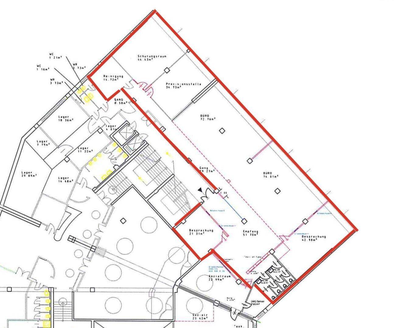Detaillierter Grundriss eines Bürogebäudes mit verschiedenen Räumen und Flächenangaben.