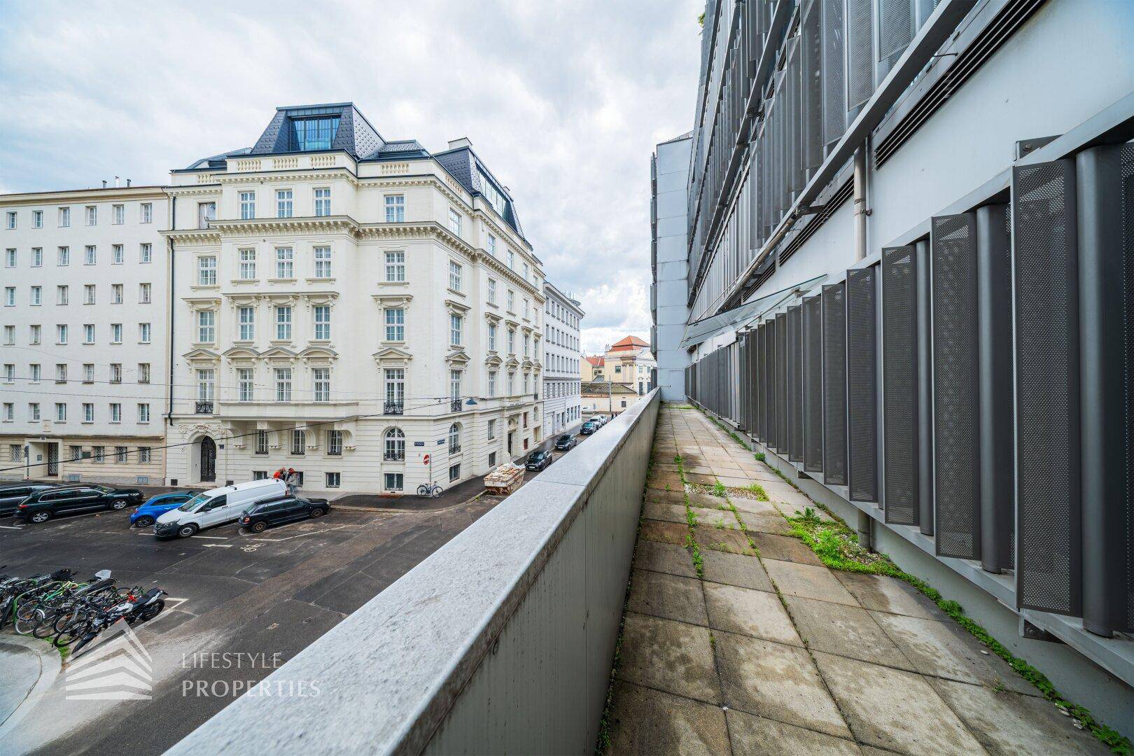 Weitläufiger Blick von der Terrasse auf die Stadt mit einer Mischung aus modernen und klassischen Gebäuden.