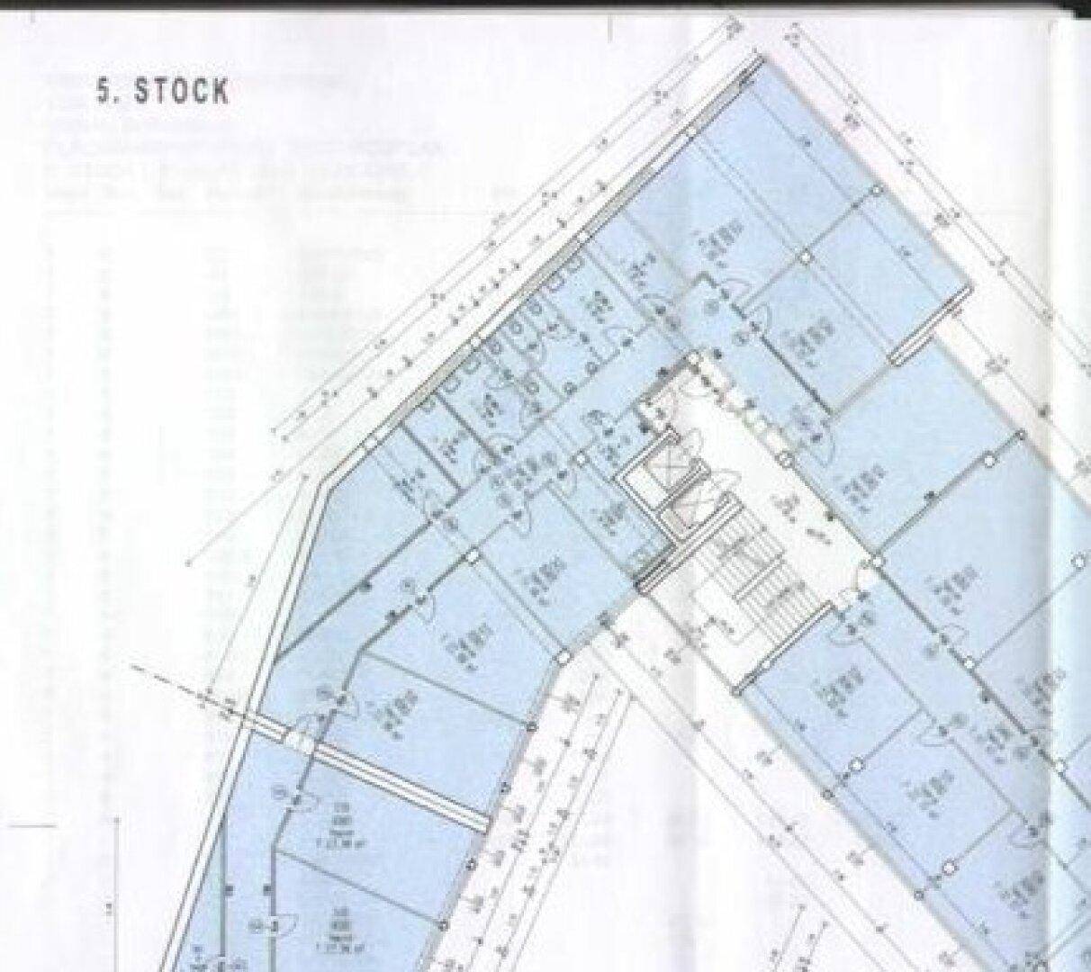 Detaillierter Grundriss des 5. Stocks mit Raumaufteilung und technischen Installationen.