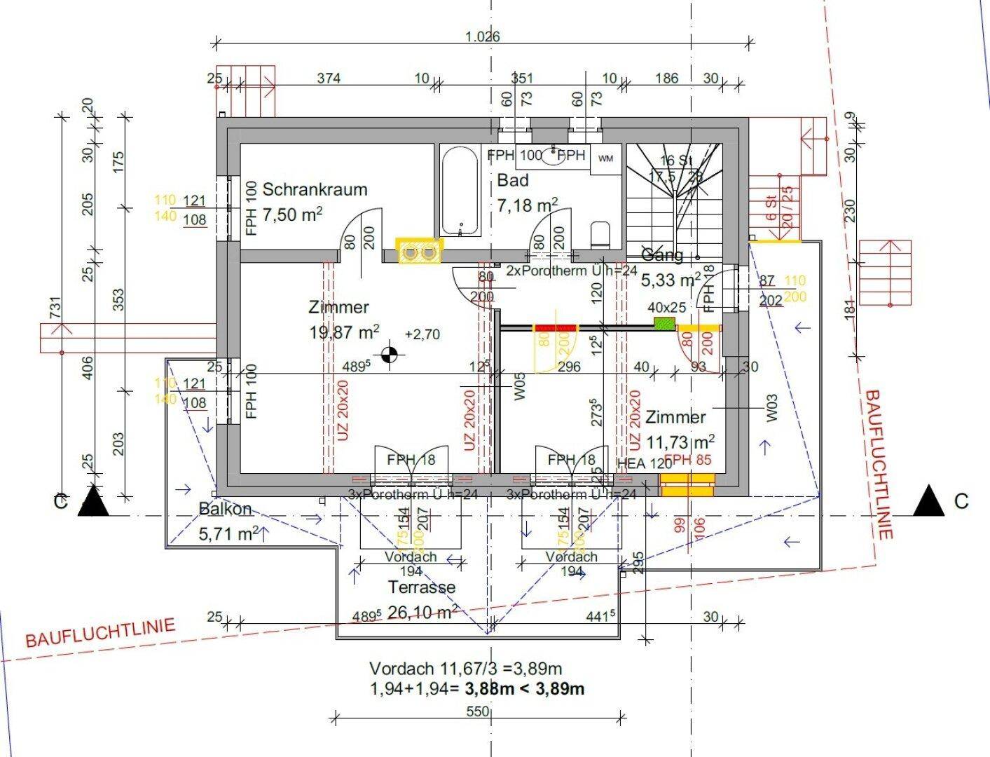 Grundriss des Obergeschosses mit Schlafzimmern, Bad, Schrankraum und Balkon.