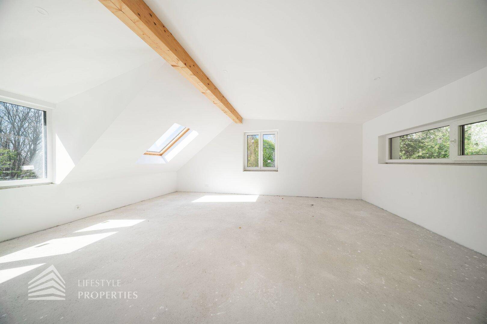 Geräumiger Dachbodenraum im Rohbau mit Dachfenster und viel Tageslicht, ideal zum Ausbau.