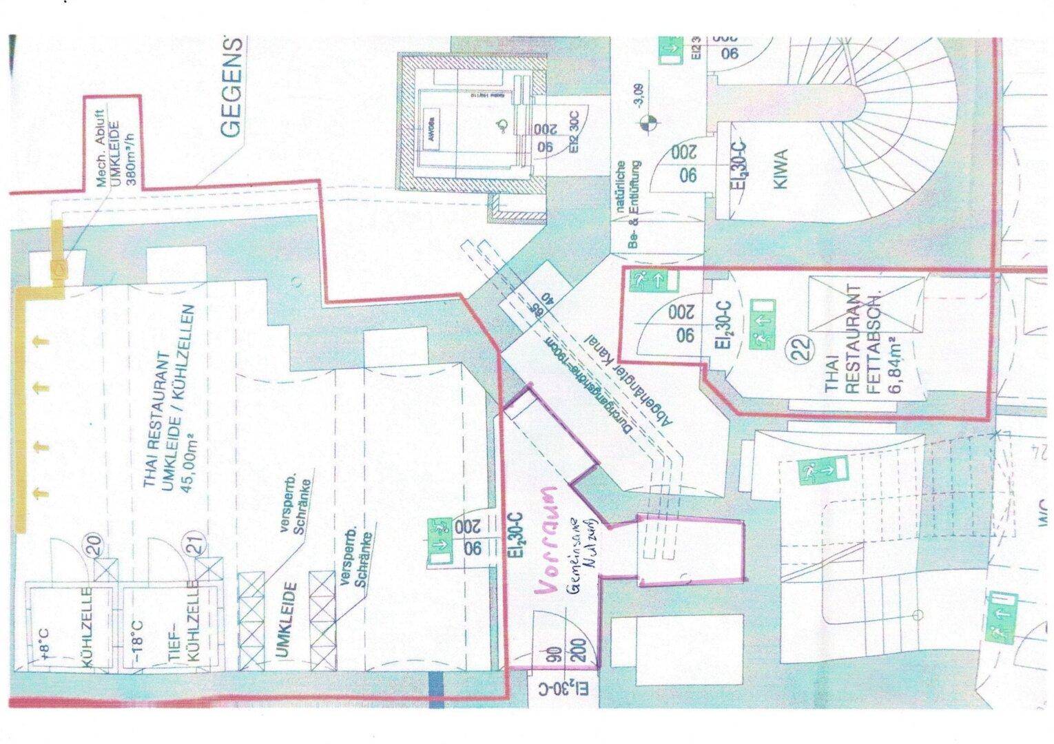 Detaillierter Grundriss mit Kühlräumen, Umkleiden und Lagerbereichen für ein Restaurant.