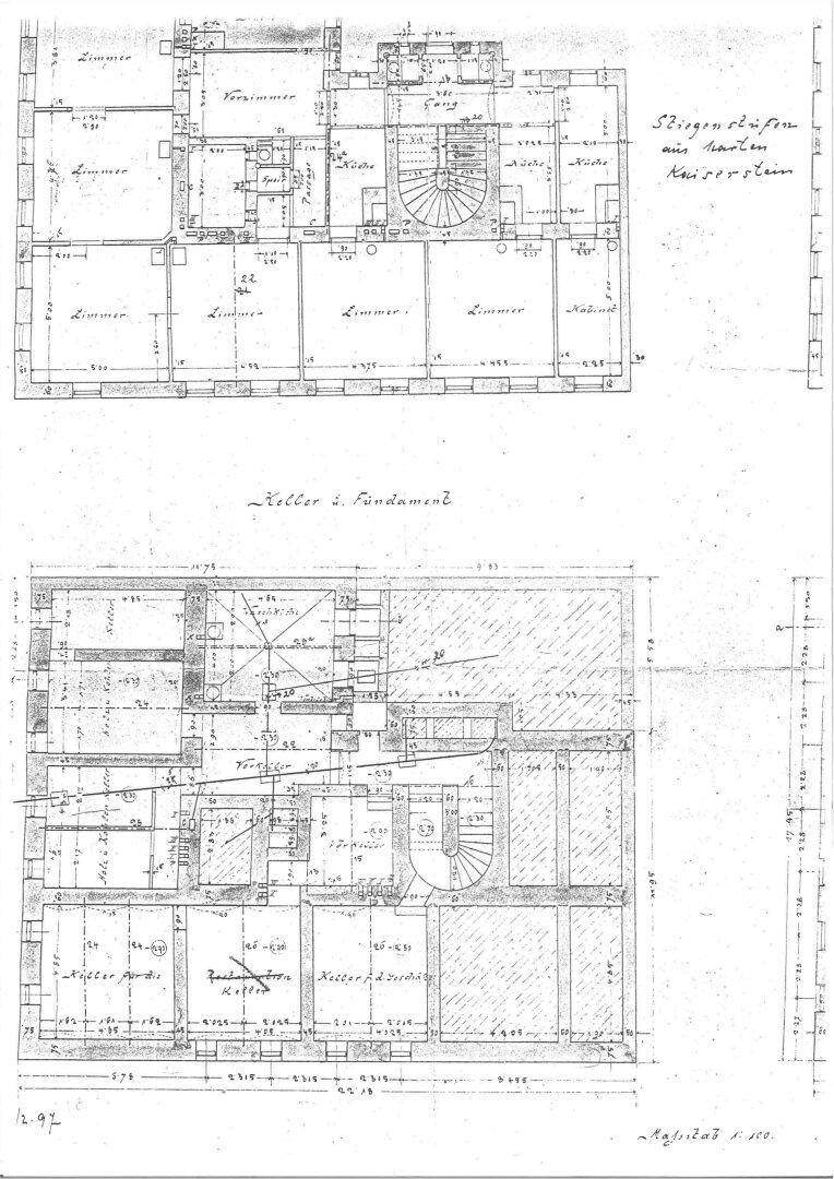 Historische Grundrisse des Kellers und eines Obergeschosses mit handschriftlichen Notizen.