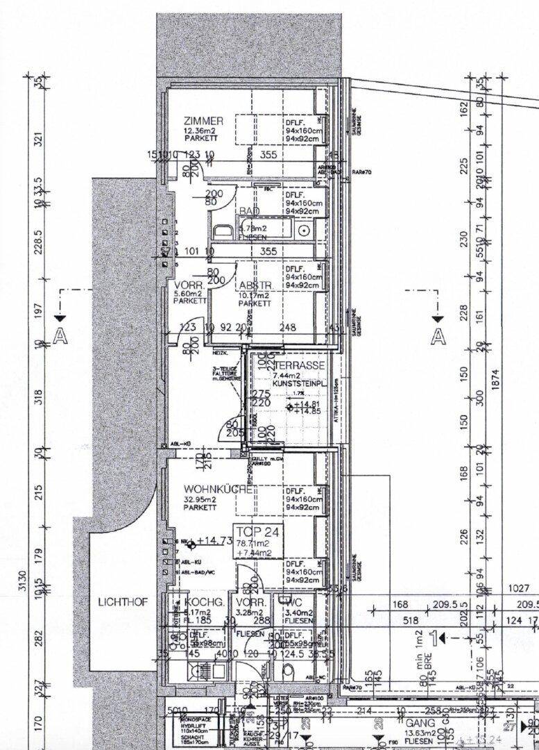 Detaillierter Grundriss der Dachgeschosswohnung mit Raumaufteilung und Terrassenzugang.