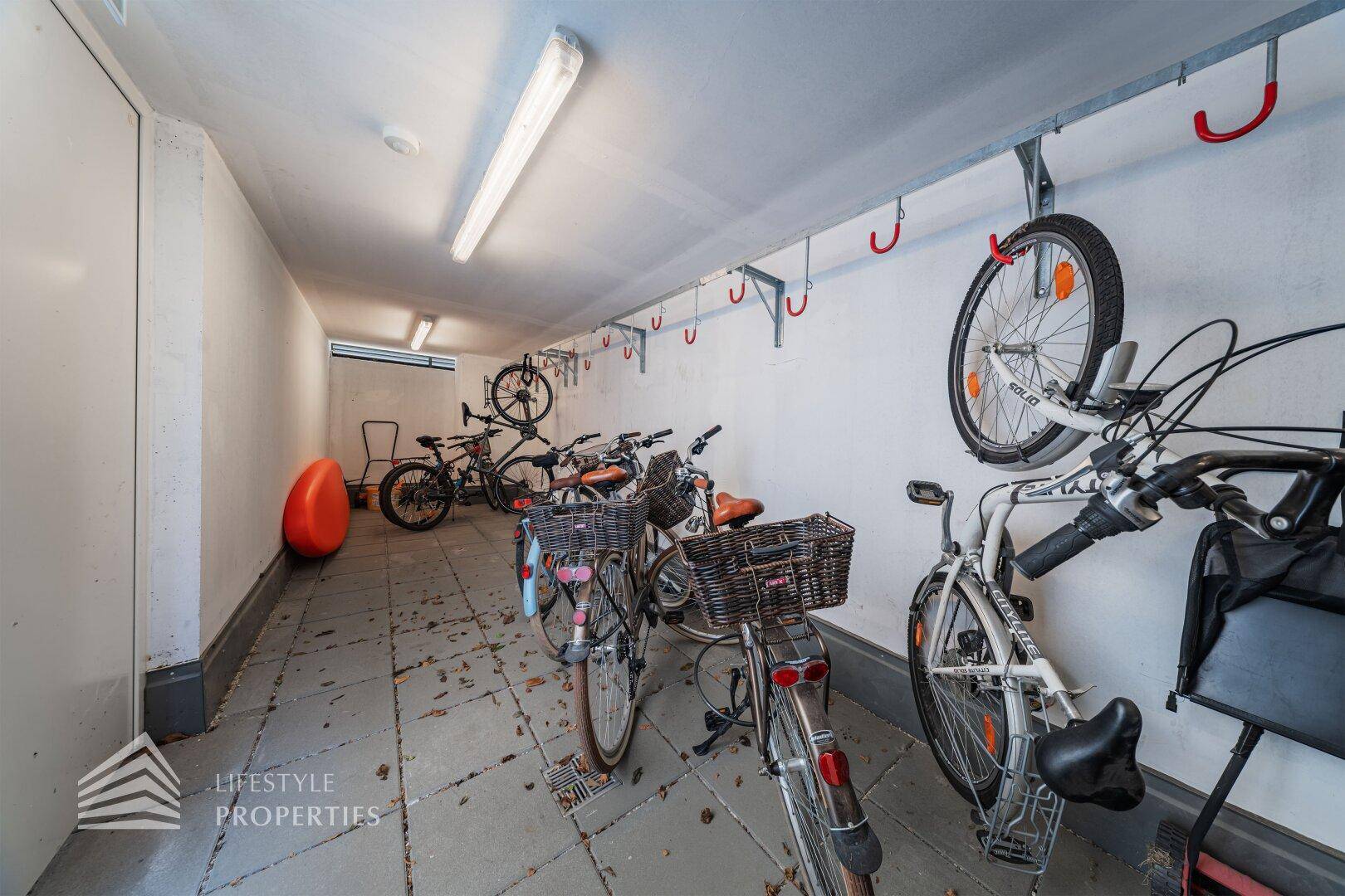 Fahrradraum mit Wandhalterungen und ausreichend Platz für die sichere Aufbewahrung mehrerer Fahrräder.