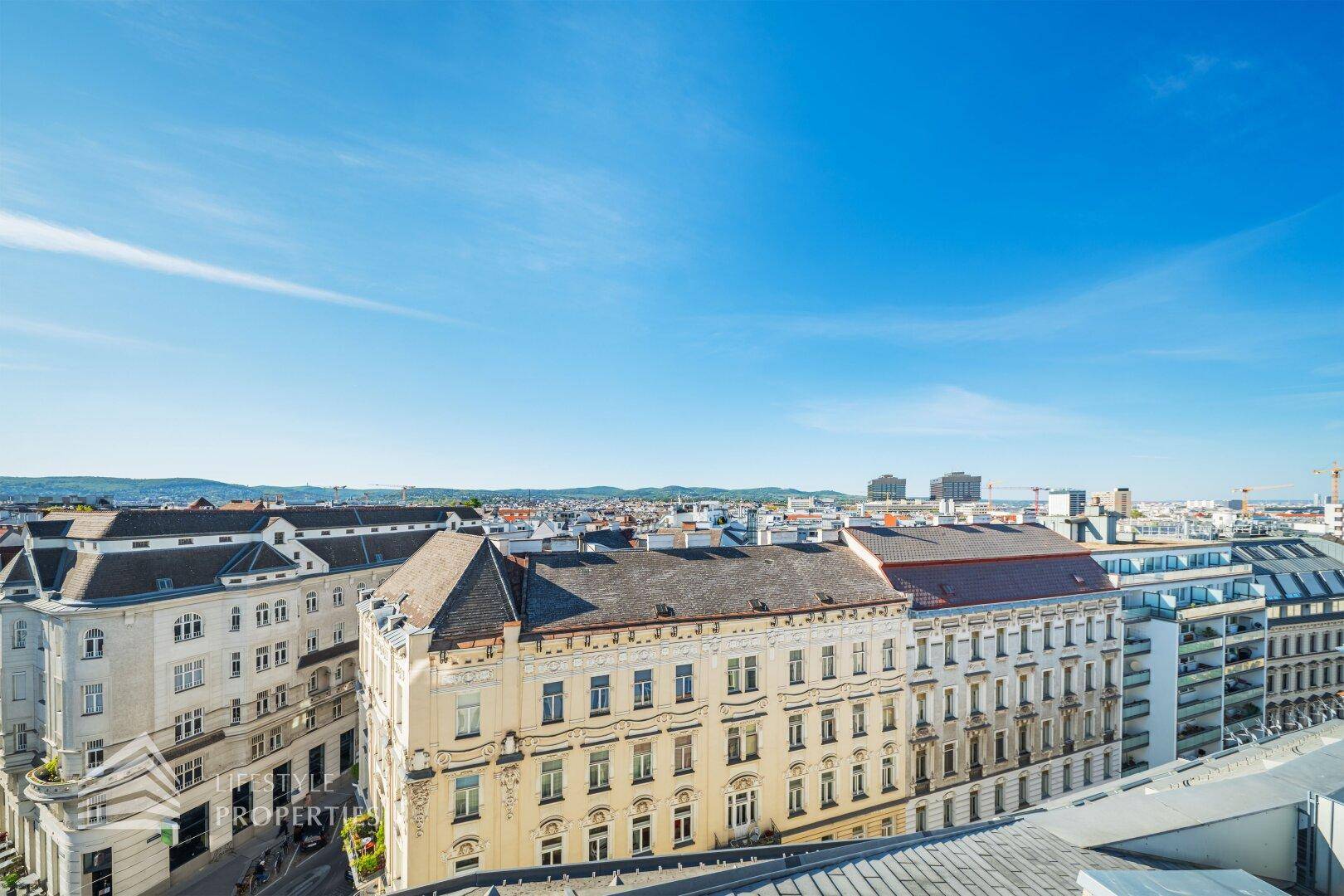 Panoramablick über die historische Stadtarchitektur und die umliegende Landschaft.
