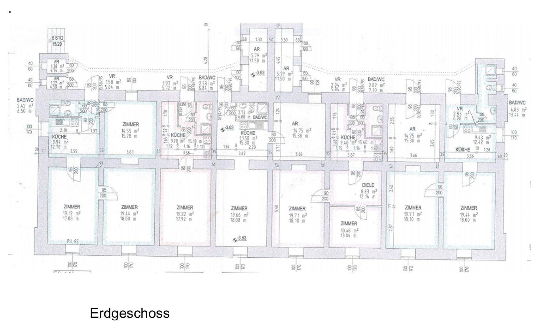 Grundriss des Erdgeschosses mit mehreren Zimmern, Küchen und Bädern, ideal für Wohneinheiten.