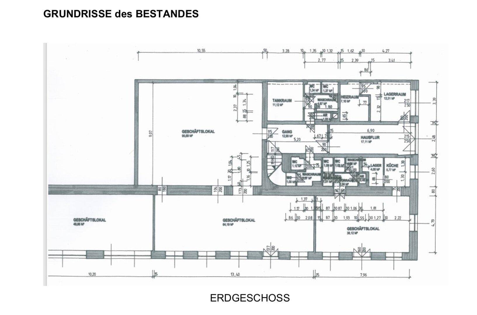 Grundriss des Erdgeschosses mit mehreren Geschäftsflächen und Sanitärbereichen.