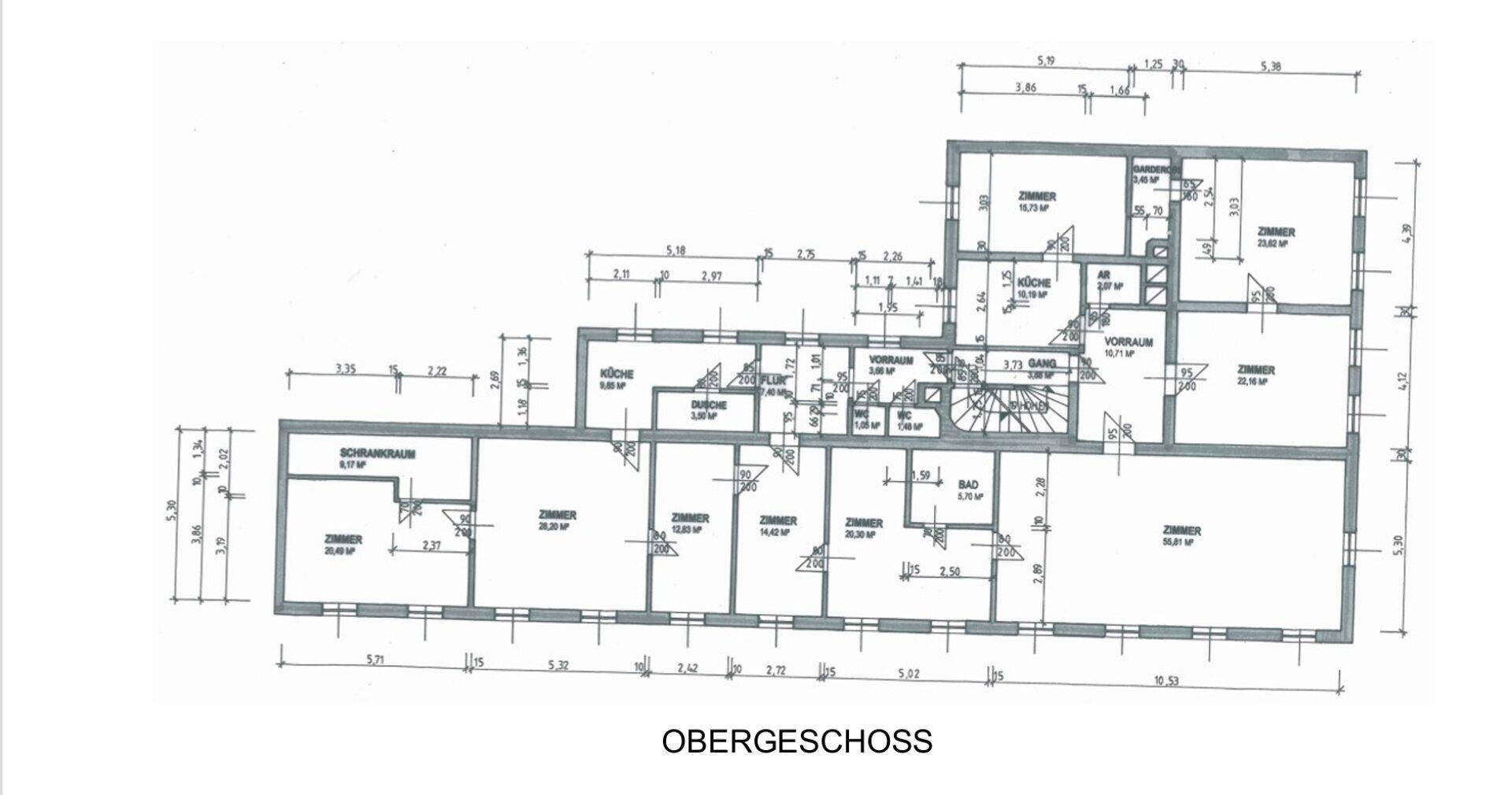Grundriss des Obergeschosses mit mehreren Zimmern, Bädern und einer Küche.