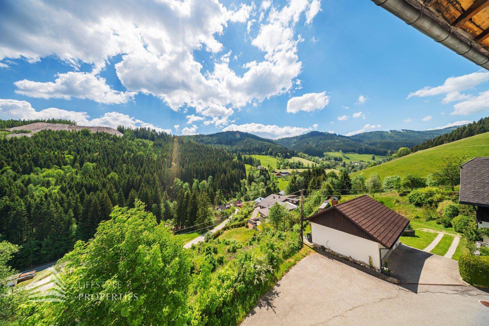 Atemberaubender Ausblick auf die umliegende Berglandschaft und grüne Natur.