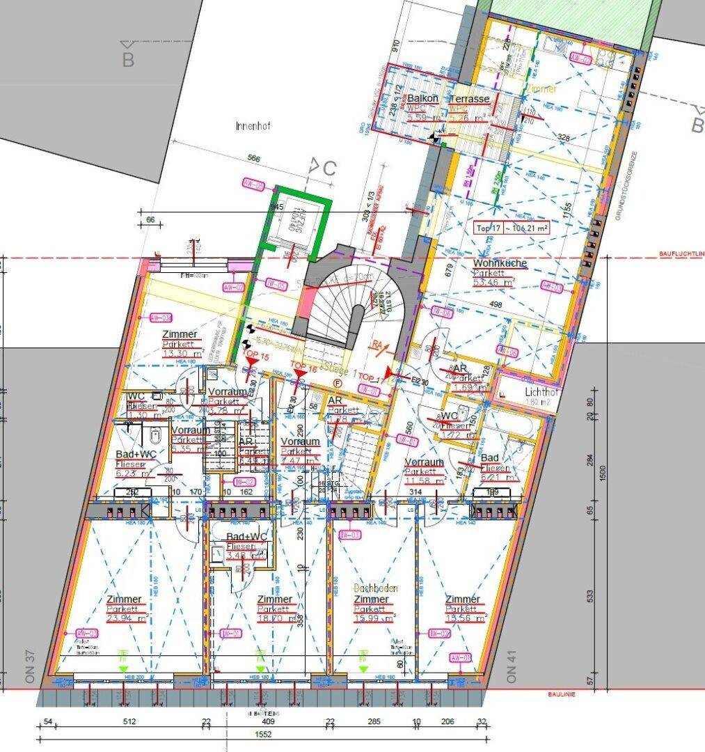 Detaillierter Grundrissplan mit mehreren Wohneinheiten, Balkonen und Terrassen sowie offenem Wohnbereich.