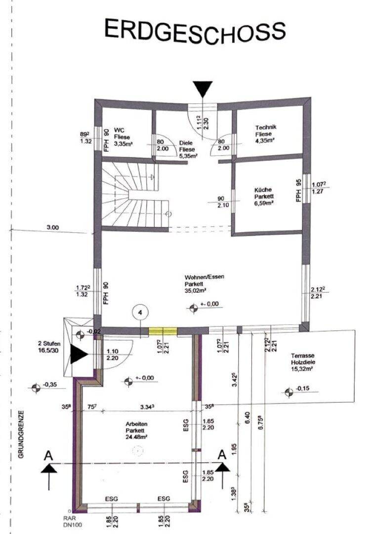 Grundriss des Erdgeschosses mit offenem Wohn-/Essbereich, Küche und Zugang zur Terrasse.