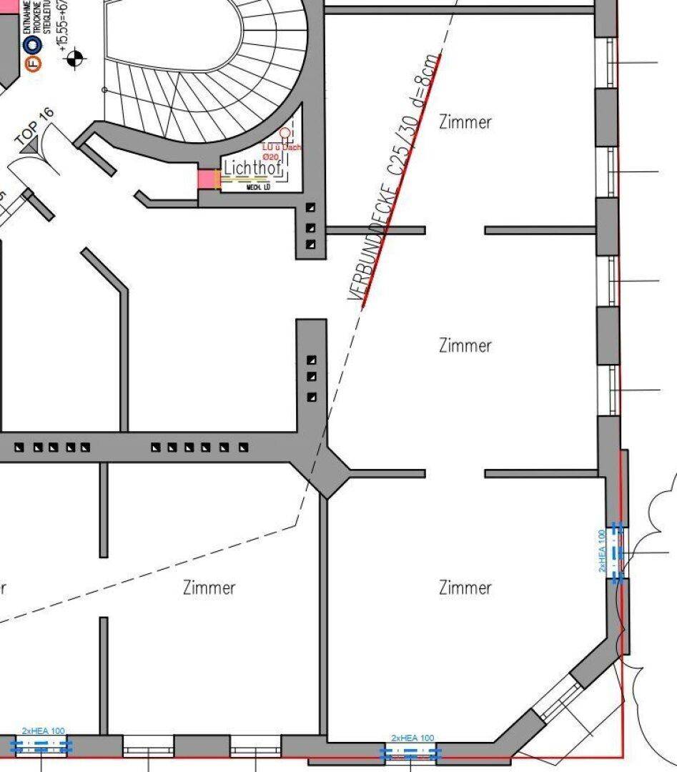Grundrissplan einer Etage mit mehreren Zimmern und einem zentralen Lichthof.