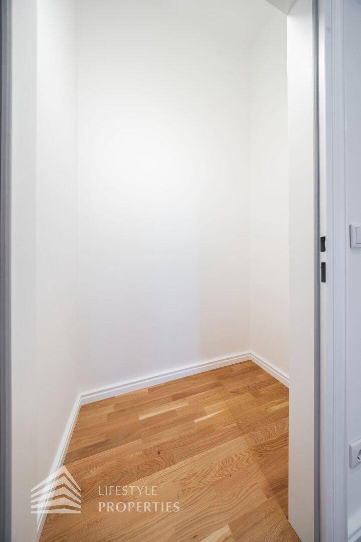 Kleiner Abstellraum mit Parkettboden, ideal für zusätzlichen Stauraum in der Wohnung.