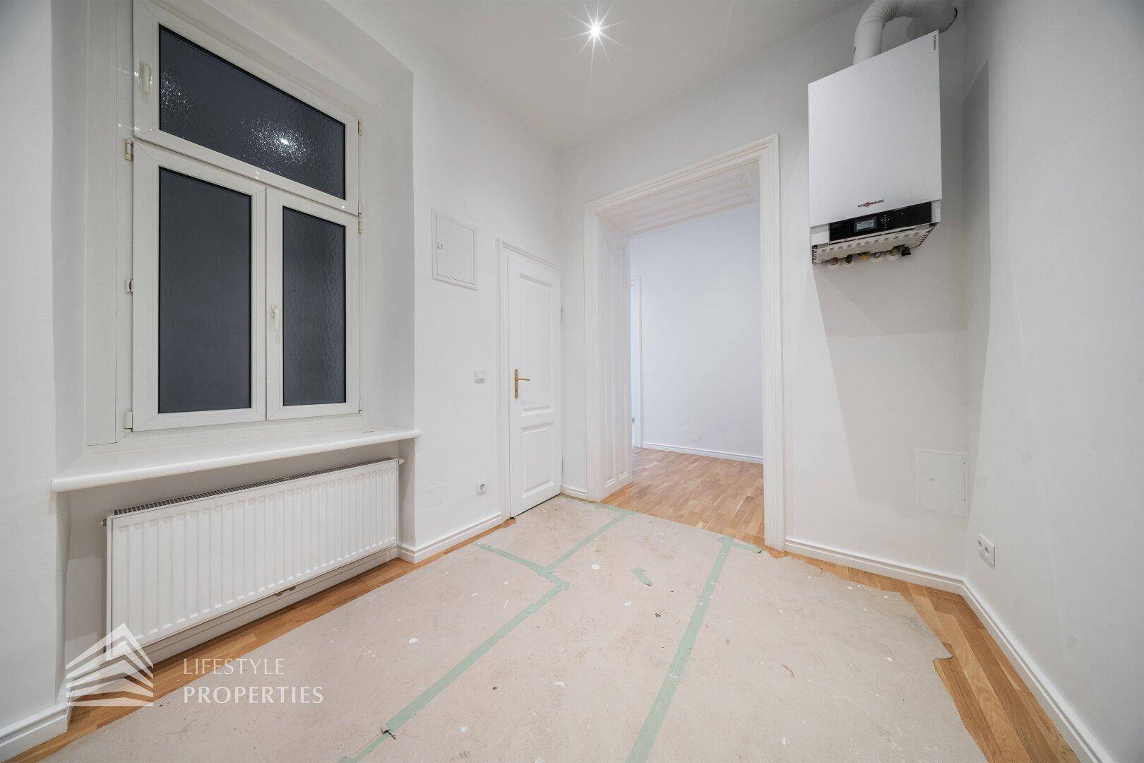 Kleiner Raum mit Heizungsanlage und Fenster, ideal als Hauswirtschaftsraum nutzbar.
