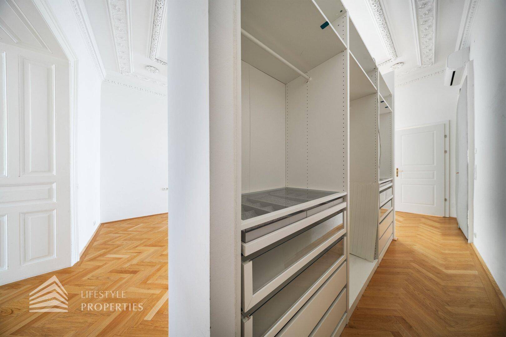 Begehbarer Kleiderschrank mit offenen Regalen und Schubladen, ideal für Organisation.