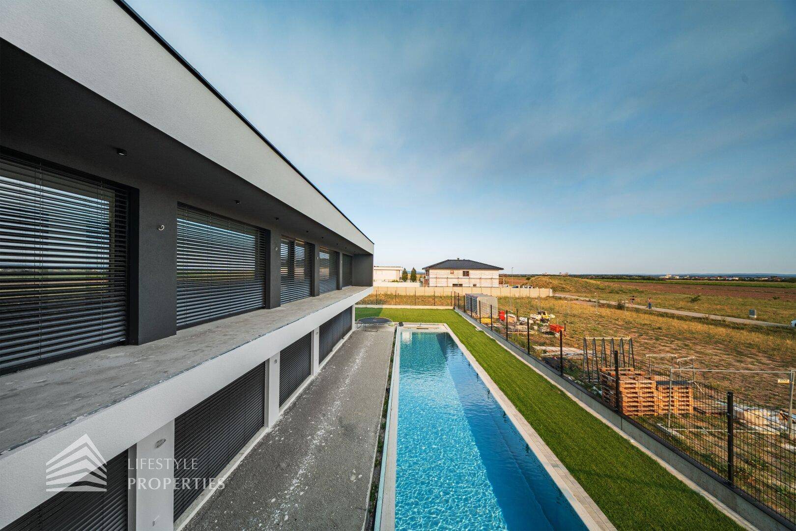 Moderner Außenbereich mit langem Pool und weitem Blick über die umliegende Landschaft.