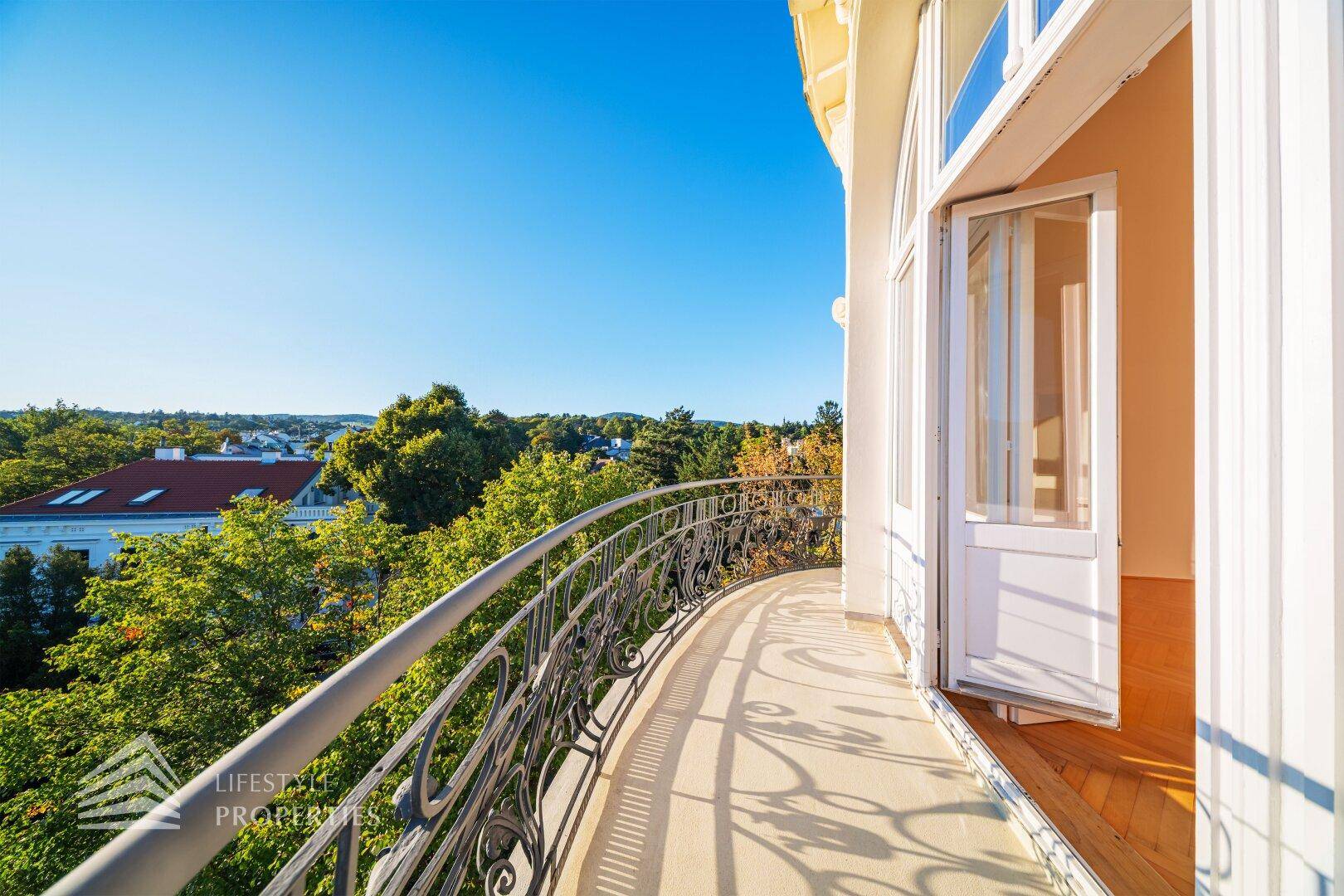 Geräumiger Balkon mit schmiedeeisernem Geländer und Zugang zum Innenraum, mit Panoramablick.