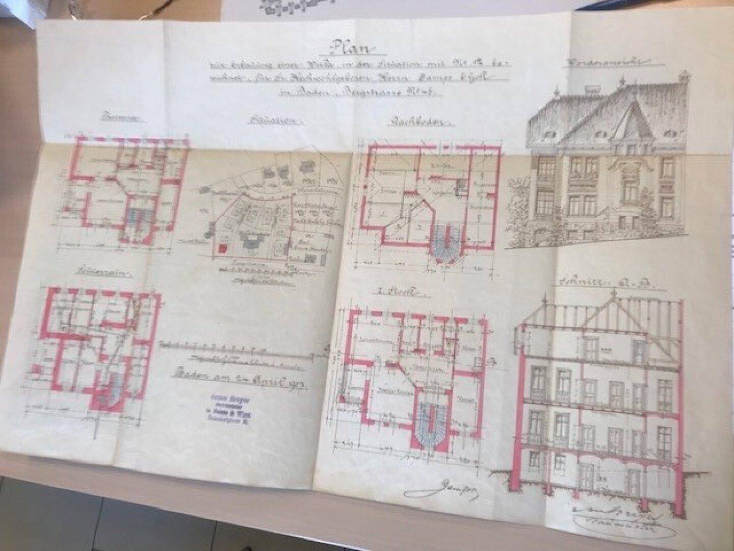 Historischer Grundriss mit verschiedenen Etagen und Ansichten des Gebäudes.