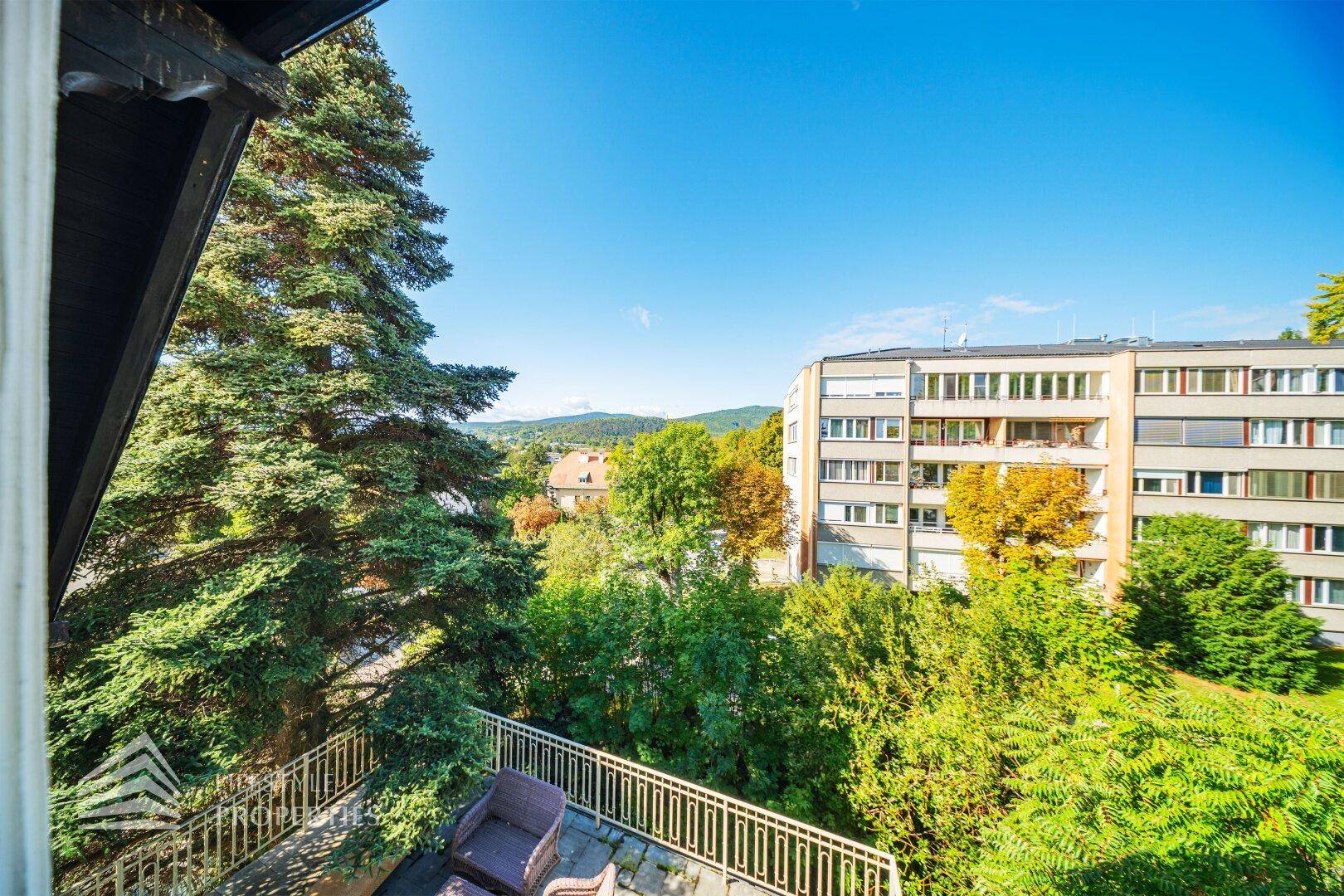 Panoramablick von der Terrasse auf die Stadt und die umliegende Landschaft.